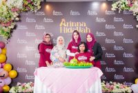 Owner Hj. Arinna Hidayah mendampingi Ketua Dekranasda Jawa Timur, Arumi Bachsin, saat peresmian Arinna Hidayah Salon & SPA di Jalan Gedungan Timur, Kecamatan Batuan, Kabupaten Sumenep.