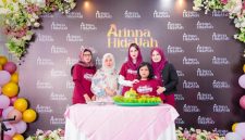 Owner Hj. Arinna Hidayah mendampingi Ketua Dekranasda Jawa Timur, Arumi Bachsin, saat peresmian Arinna Hidayah Salon & SPA di Jalan Gedungan Timur, Kecamatan Batuan, Kabupaten Sumenep.