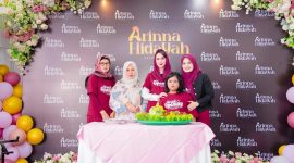 Owner Hj. Arinna Hidayah mendampingi Ketua Dekranasda Jawa Timur, Arumi Bachsin, saat peresmian Arinna Hidayah Salon & SPA di Jalan Gedungan Timur, Kecamatan Batuan, Kabupaten Sumenep.