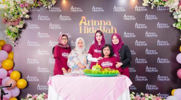 Owner Hj. Arinna Hidayah mendampingi Ketua Dekranasda Jawa Timur, Arumi Bachsin, saat peresmian Arinna Hidayah Salon & SPA di Jalan Gedungan Timur, Kecamatan Batuan, Kabupaten Sumenep.