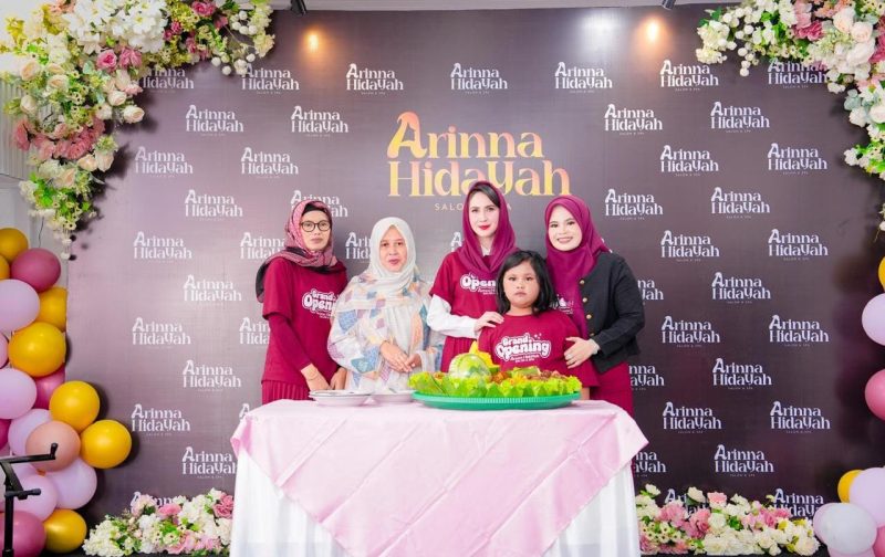 Owner Hj. Arinna Hidayah mendampingi Ketua Dekranasda Jawa Timur, Arumi Bachsin, saat peresmian Arinna Hidayah Salon & SPA di Jalan Gedungan Timur, Kecamatan Batuan, Kabupaten Sumenep.