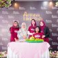 Owner Hj. Arinna Hidayah mendampingi Ketua Dekranasda Jawa Timur, Arumi Bachsin, saat peresmian Arinna Hidayah Salon & SPA di Jalan Gedungan Timur, Kecamatan Batuan, Kabupaten Sumenep.
