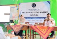 Kepala SDN Pasongsongan I, Mariyatul Qiptiyah, S.Pd., saat menyampaikan materi dalam Workshop Penguatan Literasi dan Numerasi di SDN Prancak III, Kecamatan Pasongsongan, Rabu (29/7/2026).