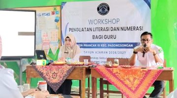 Kepala SDN Pasongsongan I, Mariyatul Qiptiyah, S.Pd., saat menyampaikan materi dalam Workshop Penguatan Literasi dan Numerasi di SDN Prancak III, Kecamatan Pasongsongan, Rabu (29/7/2026).