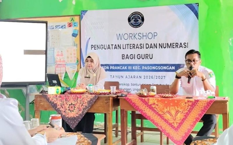 Kepala SDN Pasongsongan I, Mariyatul Qiptiyah, S.Pd., saat menyampaikan materi dalam Workshop Penguatan Literasi dan Numerasi di SDN Prancak III, Kecamatan Pasongsongan, Rabu (29/7/2026).