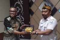 Foto:Sekretaris Inspektorat Daerah Kabupaten Probolinggo Bagus Abdul Goffur menyerahkan plakat lambang daerah ke Wakil Ketua I DPRD Kabupaten Bondowoso Imam Khalid Andi Wijaya.