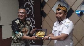 Foto:Sekretaris Inspektorat Daerah Kabupaten Probolinggo Bagus Abdul Goffur menyerahkan plakat lambang daerah ke Wakil Ketua I DPRD Kabupaten Bondowoso Imam Khalid Andi Wijaya.