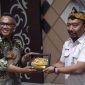 Foto:Sekretaris Inspektorat Daerah Kabupaten Probolinggo Bagus Abdul Goffur menyerahkan plakat lambang daerah ke Wakil Ketua I DPRD Kabupaten Bondowoso Imam Khalid Andi Wijaya.