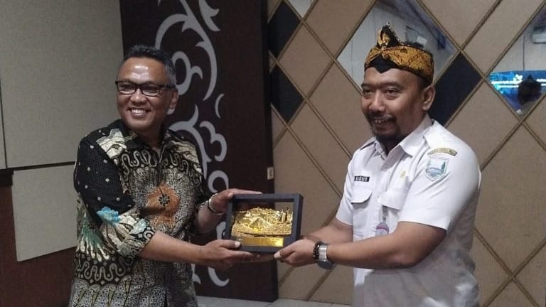 Foto:Sekretaris Inspektorat Daerah Kabupaten Probolinggo Bagus Abdul Goffur menyerahkan plakat lambang daerah ke Wakil Ketua I DPRD Kabupaten Bondowoso Imam Khalid Andi Wijaya.