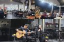Live musik akustik menjadi daya tarik Arinna Cafe & Resto yang membuat suasana malam semakin hidup, hangat, dan penuh kebersamaan.