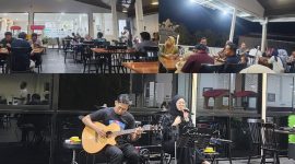 Live musik akustik menjadi daya tarik Arinna Cafe & Resto yang membuat suasana malam semakin hidup, hangat, dan penuh kebersamaan.