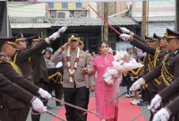 AKBP Anang Hardiyanto, S.I.K., didampingi Ketua Bhayangkari Cabang Sampang, Ny. Rr. Willa Anang, memasuki gerbang kehormatan melalui tradisi Pedang Pora saat penyambutan resmi sebagai Kapolres Sampang di Mapolres Sampang, Rabu (29/7/2026).