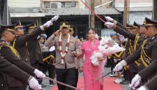 AKBP Anang Hardiyanto, S.I.K., didampingi Ketua Bhayangkari Cabang Sampang, Ny. Rr. Willa Anang, memasuki gerbang kehormatan melalui tradisi Pedang Pora saat penyambutan resmi sebagai Kapolres Sampang di Mapolres Sampang, Rabu (29/7/2026).