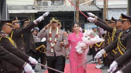 AKBP Anang Hardiyanto, S.I.K., didampingi Ketua Bhayangkari Cabang Sampang, Ny. Rr. Willa Anang, memasuki gerbang kehormatan melalui tradisi Pedang Pora saat penyambutan resmi sebagai Kapolres Sampang di Mapolres Sampang, Rabu (29/7/2026).