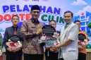 Foto: Asisten Pemerintahan dan Kesra Sekda Kabupaten Probolinggo Abdul Ghafur Didampingi Kepala Dinkes dr.Hariawan menerima vandel dari Ketua IDI Cabang Kabupaten Probolinggo dr. Syahrudi.