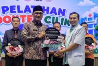 Foto: Asisten Pemerintahan dan Kesra Sekda Kabupaten Probolinggo Abdul Ghafur Didampingi Kepala Dinkes dr.Hariawan menerima vandel dari Ketua IDI Cabang Kabupaten Probolinggo dr. Syahrudi.