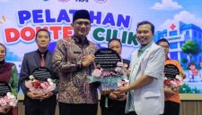 Foto: Asisten Pemerintahan dan Kesra Sekda Kabupaten Probolinggo Abdul Ghafur Didampingi Kepala Dinkes dr.Hariawan menerima vandel dari Ketua IDI Cabang Kabupaten Probolinggo dr. Syahrudi.