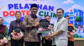 Foto: Asisten Pemerintahan dan Kesra Sekda Kabupaten Probolinggo Abdul Ghafur Didampingi Kepala Dinkes dr.Hariawan menerima vandel dari Ketua IDI Cabang Kabupaten Probolinggo dr. Syahrudi.