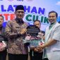 Foto: Asisten Pemerintahan dan Kesra Sekda Kabupaten Probolinggo Abdul Ghafur Didampingi Kepala Dinkes dr.Hariawan menerima vandel dari Ketua IDI Cabang Kabupaten Probolinggo dr. Syahrudi.