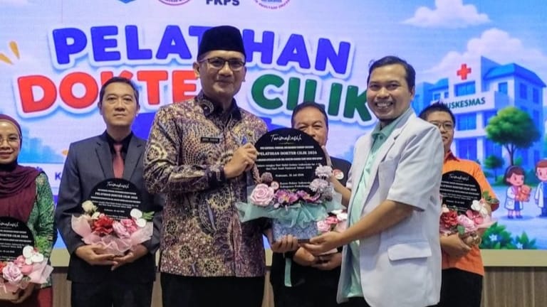 Foto: Asisten Pemerintahan dan Kesra Sekda Kabupaten Probolinggo Abdul Ghafur Didampingi Kepala Dinkes dr.Hariawan menerima vandel dari Ketua IDI Cabang Kabupaten Probolinggo dr. Syahrudi.