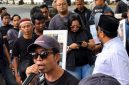 Imron Muslim, Sekretaris Jenderal Persatuan Jurnalis Sampang (PJS), menyampaikan orasi saat aksi damai gabungan organisasi wartawan di depan Kantor DPRD Sampang, Jumat (31/7/2026).