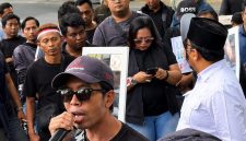 Imron Muslim, Sekretaris Jenderal Persatuan Jurnalis Sampang (PJS), menyampaikan orasi saat aksi damai gabungan organisasi wartawan di depan Kantor DPRD Sampang, Jumat (31/7/2026).
