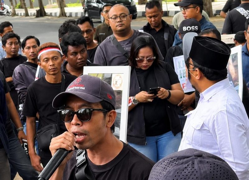 Imron Muslim, Sekretaris Jenderal Persatuan Jurnalis Sampang (PJS), menyampaikan orasi saat aksi damai gabungan organisasi wartawan di depan Kantor DPRD Sampang, Jumat (31/7/2026).