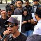 Imron Muslim, Sekretaris Jenderal Persatuan Jurnalis Sampang (PJS), menyampaikan orasi saat aksi damai gabungan organisasi wartawan di depan Kantor DPRD Sampang, Jumat (31/7/2026).