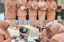 Ketua DWP BKPSDM Kabupaten Probolinggo, Diana Ekasari Hari Kriswanto, memimpin pertemuan rutin yang diisi pelatihan daur ulang, edukasi literasi keuangan, dan penguatan kepedulian sosial di Balai Diklat Dringu, Jumat (31/7/2026).