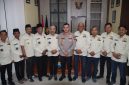Kapolresta Sumenep Kombes Pol. Ariek Indra Sentanu, S.H., S.I.K., M.H. berfoto bersama Ketua dan jajaran PKDI Kabupaten Sumenep usai kegiatan silaturahmi di Mapolresta Sumenep, Jumat (31/7/2026), sebagai simbol penguatan sinergi dan komitmen bersama dalam menjaga keamanan, ketertiban, serta kondusivitas wilayah.