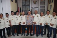 Kapolresta Sumenep Kombes Pol. Ariek Indra Sentanu, S.H., S.I.K., M.H. berfoto bersama Ketua dan jajaran PKDI Kabupaten Sumenep usai kegiatan silaturahmi di Mapolresta Sumenep, Jumat (31/7/2026), sebagai simbol penguatan sinergi dan komitmen bersama dalam menjaga keamanan, ketertiban, serta kondusivitas wilayah.