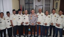 Kapolresta Sumenep Kombes Pol. Ariek Indra Sentanu, S.H., S.I.K., M.H. berfoto bersama Ketua dan jajaran PKDI Kabupaten Sumenep usai kegiatan silaturahmi di Mapolresta Sumenep, Jumat (31/7/2026), sebagai simbol penguatan sinergi dan komitmen bersama dalam menjaga keamanan, ketertiban, serta kondusivitas wilayah.