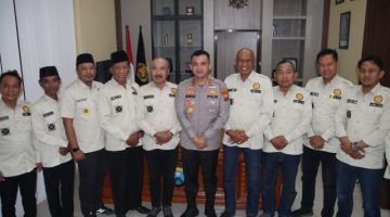 Kapolresta Sumenep Kombes Pol. Ariek Indra Sentanu, S.H., S.I.K., M.H. berfoto bersama Ketua dan jajaran PKDI Kabupaten Sumenep usai kegiatan silaturahmi di Mapolresta Sumenep, Jumat (31/7/2026), sebagai simbol penguatan sinergi dan komitmen bersama dalam menjaga keamanan, ketertiban, serta kondusivitas wilayah.