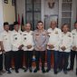 Kapolresta Sumenep Kombes Pol. Ariek Indra Sentanu, S.H., S.I.K., M.H. berfoto bersama Ketua dan jajaran PKDI Kabupaten Sumenep usai kegiatan silaturahmi di Mapolresta Sumenep, Jumat (31/7/2026), sebagai simbol penguatan sinergi dan komitmen bersama dalam menjaga keamanan, ketertiban, serta kondusivitas wilayah.