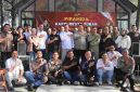 Ket Foto: Kapolresta Tuban Kombes Pol. Jazuli Dani Irawan bersama jajaran Pejabat Utama (PJU) Polresta Tuban berfoto bersama insan pers usai kegiatan PIRAMIDA (Ngopi Bersama Media) yang dirangkaikan dengan santunan kepada anak yatim di Cafe D'Cemara, Pantai Cemara, Kecamatan Jenu, Tuban, Jumat (24/7/2026).