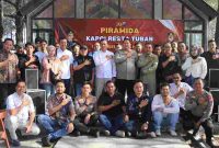 Ket Foto: Kapolresta Tuban Kombes Pol. Jazuli Dani Irawan bersama jajaran Pejabat Utama (PJU) Polresta Tuban berfoto bersama insan pers usai kegiatan PIRAMIDA (Ngopi Bersama Media) yang dirangkaikan dengan santunan kepada anak yatim di Cafe D'Cemara, Pantai Cemara, Kecamatan Jenu, Tuban, Jumat (24/7/2026).
