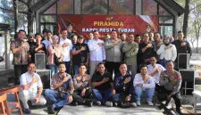 Ket Foto: Kapolresta Tuban Kombes Pol. Jazuli Dani Irawan bersama jajaran Pejabat Utama (PJU) Polresta Tuban berfoto bersama insan pers usai kegiatan PIRAMIDA (Ngopi Bersama Media) yang dirangkaikan dengan santunan kepada anak yatim di Cafe D'Cemara, Pantai Cemara, Kecamatan Jenu, Tuban, Jumat (24/7/2026).