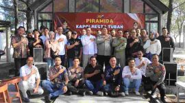 Ket Foto: Kapolresta Tuban Kombes Pol. Jazuli Dani Irawan bersama jajaran Pejabat Utama (PJU) Polresta Tuban berfoto bersama insan pers usai kegiatan PIRAMIDA (Ngopi Bersama Media) yang dirangkaikan dengan santunan kepada anak yatim di Cafe D'Cemara, Pantai Cemara, Kecamatan Jenu, Tuban, Jumat (24/7/2026).