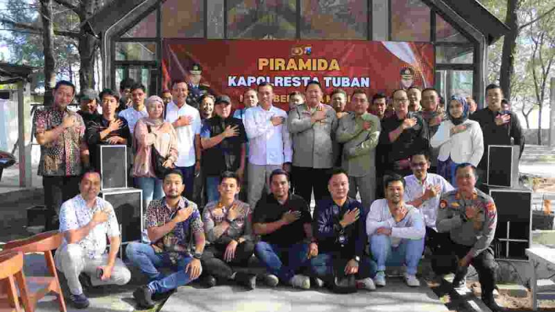 Ket Foto: Kapolresta Tuban Kombes Pol. Jazuli Dani Irawan bersama jajaran Pejabat Utama (PJU) Polresta Tuban berfoto bersama insan pers usai kegiatan PIRAMIDA (Ngopi Bersama Media) yang dirangkaikan dengan santunan kepada anak yatim di Cafe D'Cemara, Pantai Cemara, Kecamatan Jenu, Tuban, Jumat (24/7/2026).