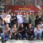 Ket Foto: Kapolresta Tuban Kombes Pol. Jazuli Dani Irawan bersama jajaran Pejabat Utama (PJU) Polresta Tuban berfoto bersama insan pers usai kegiatan PIRAMIDA (Ngopi Bersama Media) yang dirangkaikan dengan santunan kepada anak yatim di Cafe D'Cemara, Pantai Cemara, Kecamatan Jenu, Tuban, Jumat (24/7/2026).