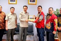 Bupati Sumenep Achmad Fauzi Wongsojudo, didampingi Kepala DKPP Chainur Rasyid bersama jajaran Kementerian Pertanian RI membahas percepatan program prioritas sektor pertanian guna mendukung peningkatan produktivitas dan kesejahteraan petani Sumenep.