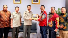 Bupati Sumenep Achmad Fauzi Wongsojudo, didampingi Kepala DKPP Chainur Rasyid bersama jajaran Kementerian Pertanian RI membahas percepatan program prioritas sektor pertanian guna mendukung peningkatan produktivitas dan kesejahteraan petani Sumenep.