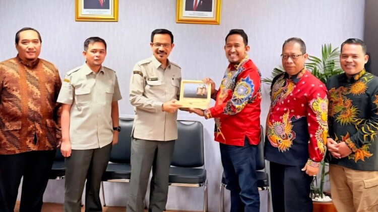Bupati Sumenep Achmad Fauzi Wongsojudo, didampingi Kepala DKPP Chainur Rasyid bersama jajaran Kementerian Pertanian RI membahas percepatan program prioritas sektor pertanian guna mendukung peningkatan produktivitas dan kesejahteraan petani Sumenep.