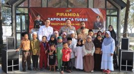 Kapolresta Tuban, Kombes Pol. Jazuli Dani Irawan, saat santuni puluhan anak yatim dalam kegiatan PIRAMIDA (Ngopi Bersama Media) di Cafe D'Cemara, Pantai Cemara, Kecamatan Jenu, Tuban, Jumat (24/7/2026). Aksi sosial tersebut menjadi wujud kepedulian Polresta Tuban sekaligus mempererat sinergi bersama insan pers