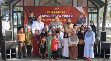 Kapolresta Tuban, Kombes Pol. Jazuli Dani Irawan, saat santuni puluhan anak yatim dalam kegiatan PIRAMIDA (Ngopi Bersama Media) di Cafe D'Cemara, Pantai Cemara, Kecamatan Jenu, Tuban, Jumat (24/7/2026). Aksi sosial tersebut menjadi wujud kepedulian Polresta Tuban sekaligus mempererat sinergi bersama insan pers