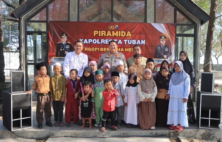 Kapolresta Tuban, Kombes Pol. Jazuli Dani Irawan, saat santuni puluhan anak yatim dalam kegiatan PIRAMIDA (Ngopi Bersama Media) di Cafe D'Cemara, Pantai Cemara, Kecamatan Jenu, Tuban, Jumat (24/7/2026). Aksi sosial tersebut menjadi wujud kepedulian Polresta Tuban sekaligus mempererat sinergi bersama insan pers