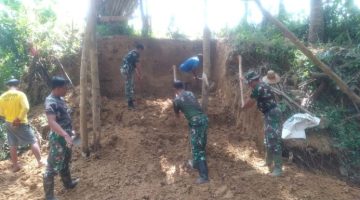 Gotong Royong TNI-Rakyat Warnai Awal Pembangunan Jembatan KBSB di Pasongsongan Sumenep