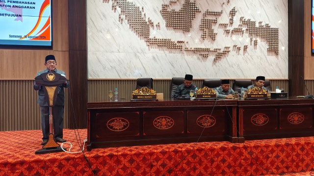 Ket Foto: Wakil Bupati Sumenep KH. Imam Hasyim bersama pimpinan DPRD Sumenep saat penandatanganan kesepakatan Perubahan KUA dan PPAS Tahun Anggaran 2026 dalam Rapat Paripurna DPRD Sumenep, Senin (10/8/2026).