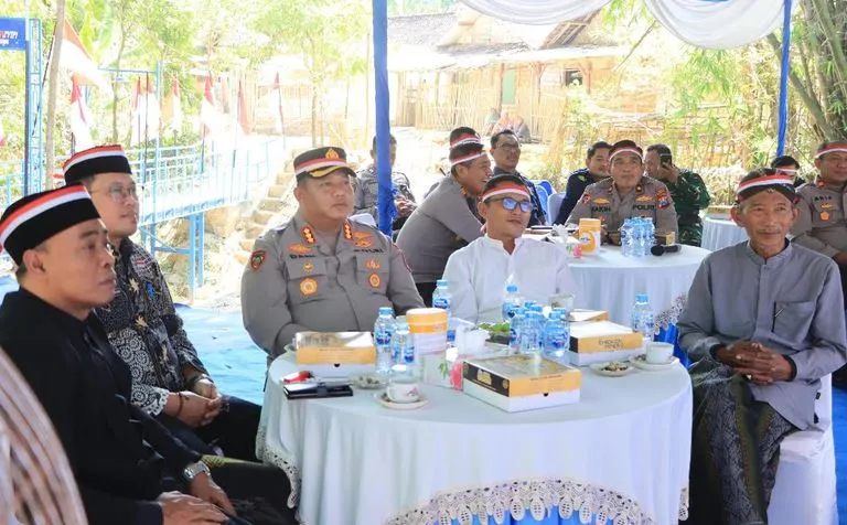 Ket. Foto: Kapolresta Tuban Kombespol Jazuli Dani Iriawan mengikuti peresmian Jembatan Merah Putih di Dusun Sambong Lombok, Desa Bangilan, Kecamatan Bangilan, Kabupaten Tuban, Kamis (13/8/2026) 