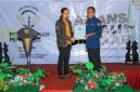 Fauzi As saat menerina pengharagaan dari Aliansi Jurnalis Sumekar sebagai tokoh pemuda inspiratif Madura 